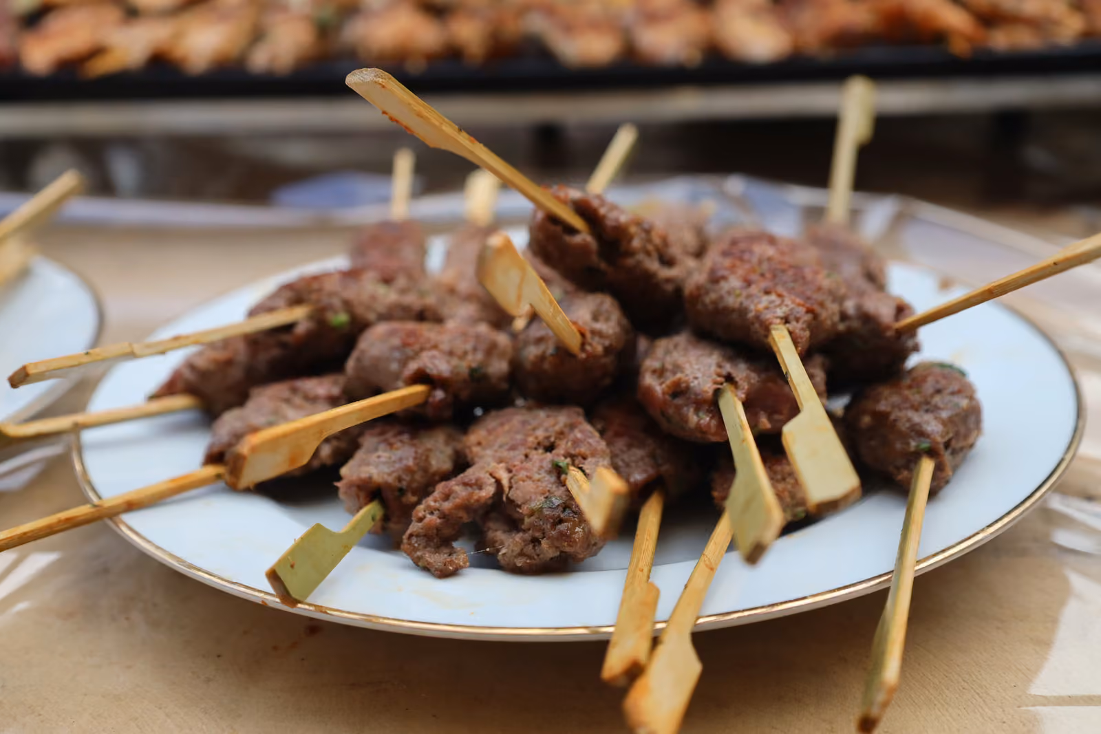 Brochettes de kefta Assiette de brochettes de kefta de bœuf grillées sur pics en bambou