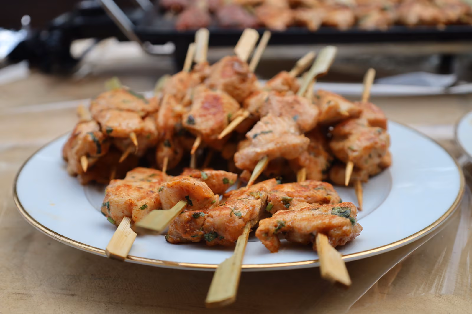 Brochettes de poulet grillé Assiette de brochettes de poulet grillé aux épices sur pics en bambou