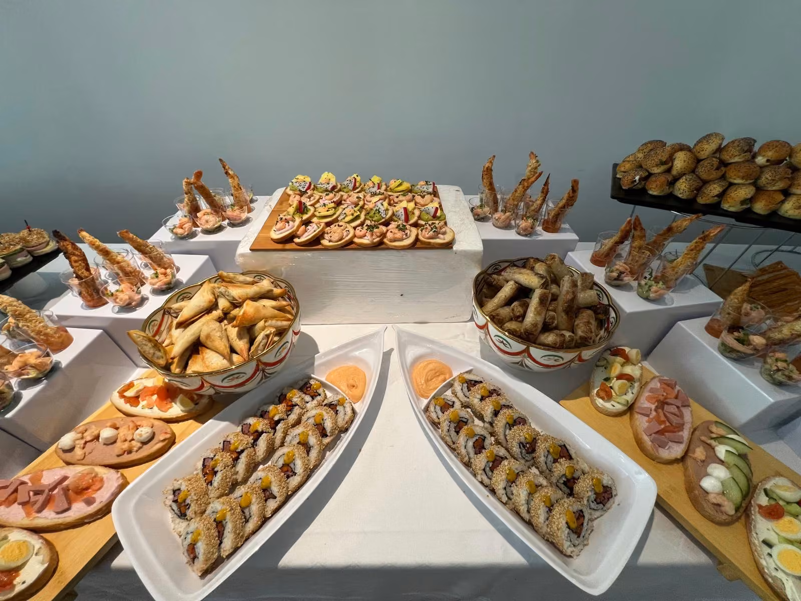 Buffet dînatoire complet Buffet dînatoire en salle lumineuse : makis, briouates, crevettes, canapés et tartines