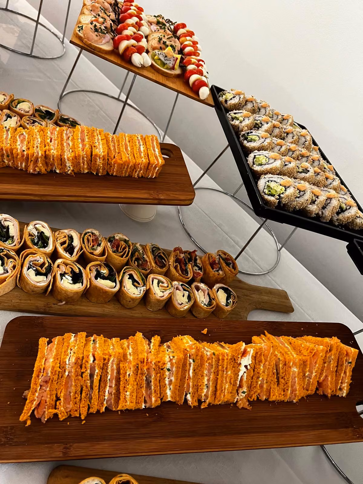 Buffet sur étagères Buffet sur plusieurs étages : sandwichs, wraps, makis et brochettes tomate-mozzarella