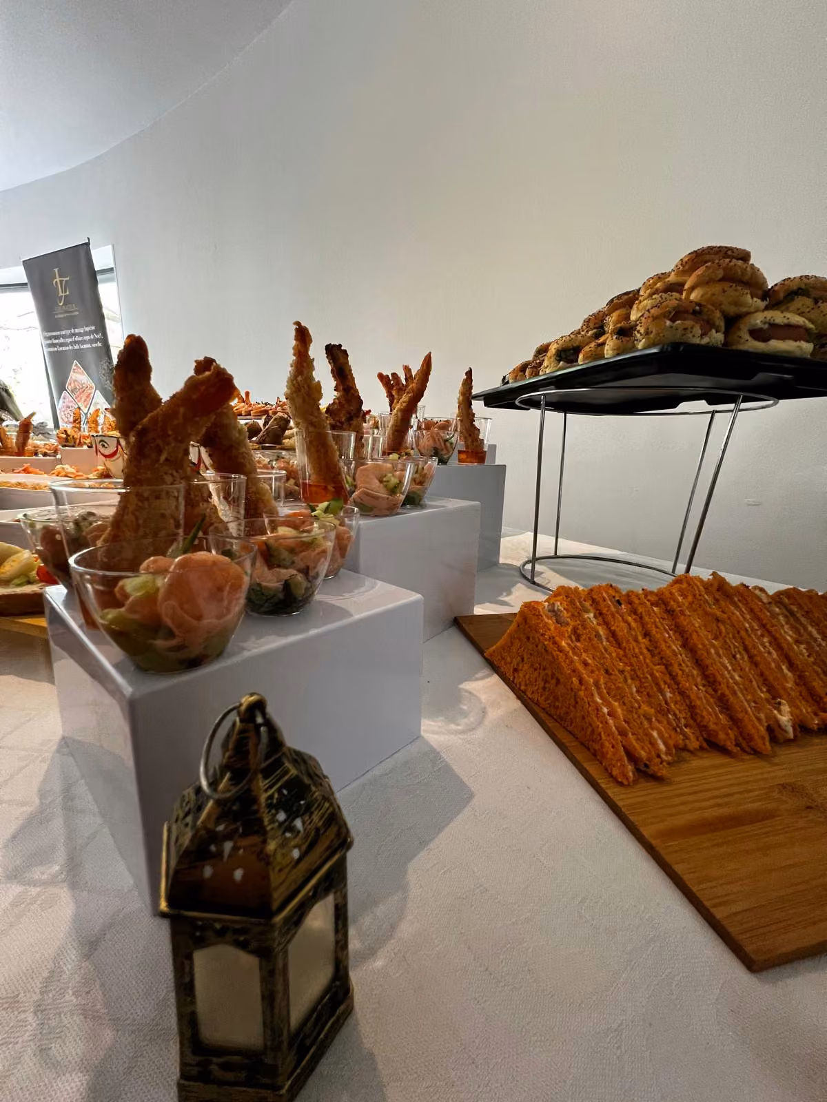 Buffet et lanterne orientale Buffet avec lanterne orientale, verrines de crevettes et sandwichs en triangle