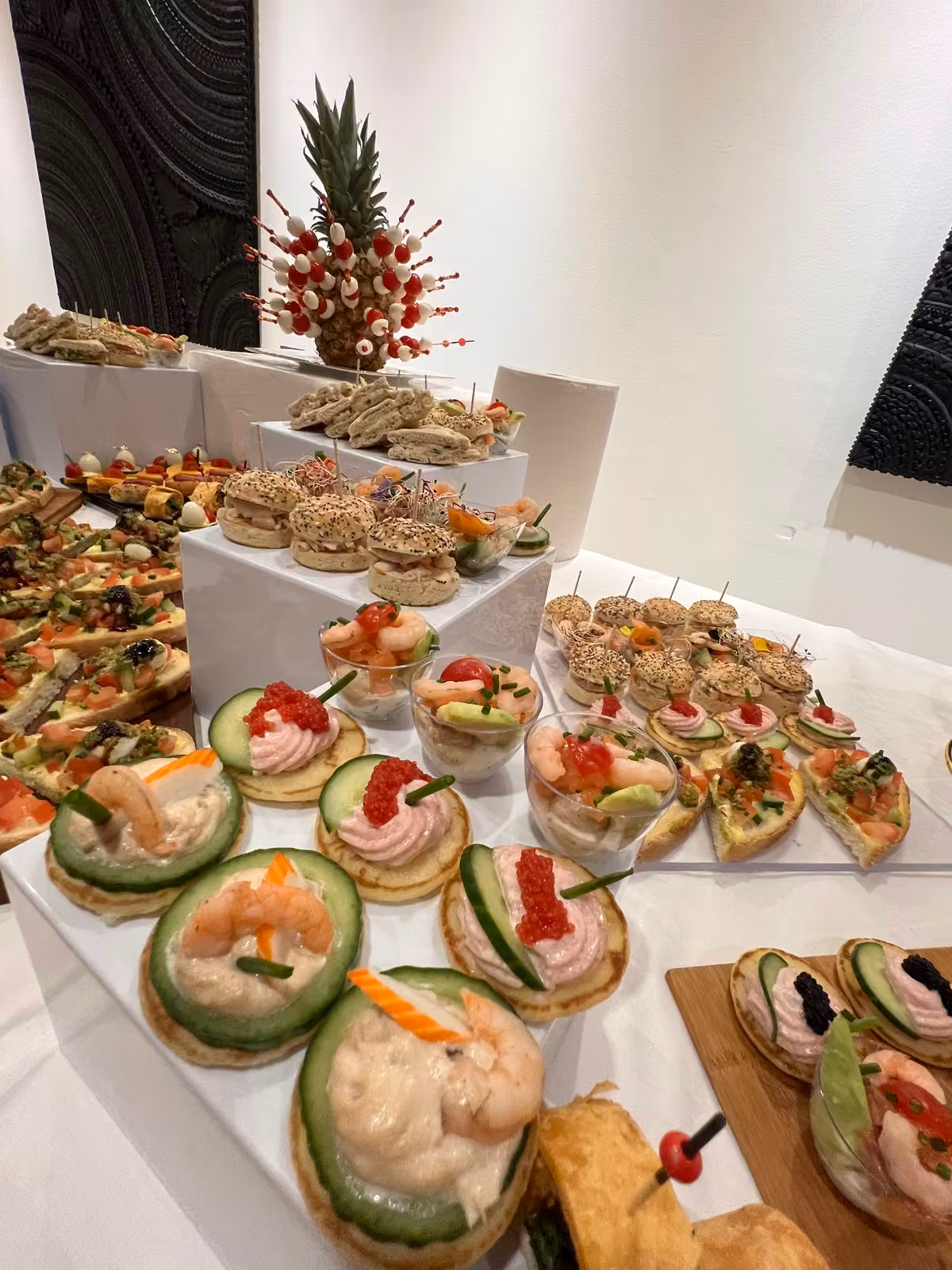 Canapés concombre et crevettes Canapés sur rondelles de concombre garnis de mousse, crevettes et œufs de poisson