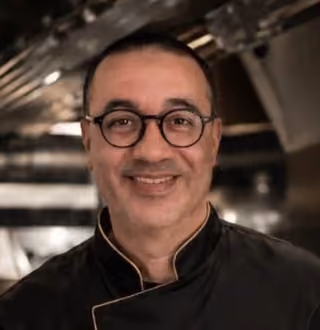 Le chef de Mariage Traiteur Paris en veste de cuisine noire