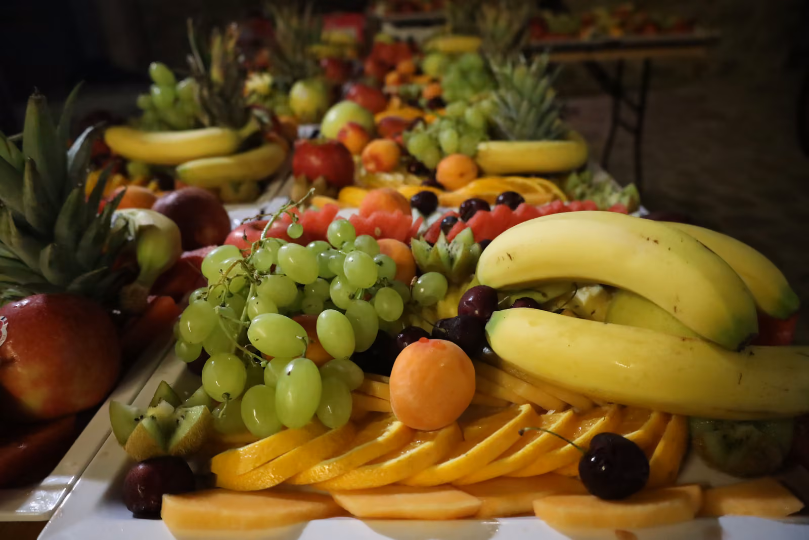 Plateau de fruits de saison Gros plan d'un plateau de fruits : bananes, raisin blanc, abricot et tranches d'orange