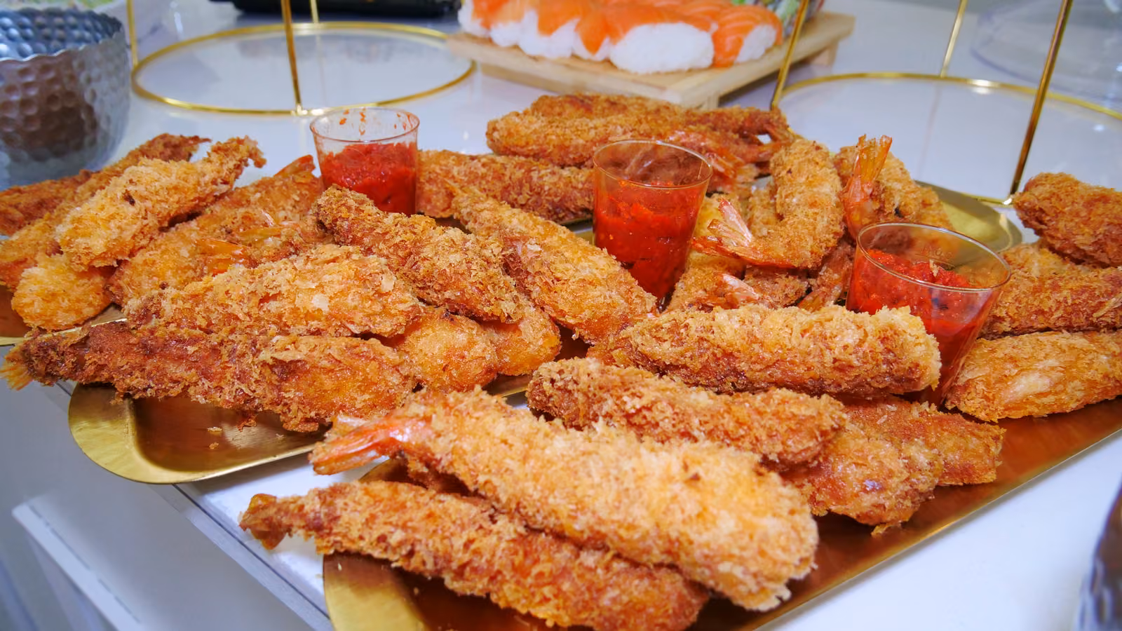 Crevettes panées et sauce cocktail Plateau doré de crevettes panées et petites verrines de sauce cocktail