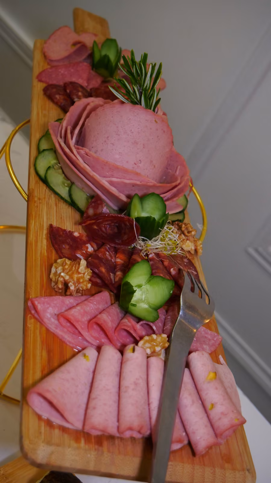 Planche de charcuterie et crudités Planche de charcuterie : mortadelle, jambon, chorizo, cornichons et concombre