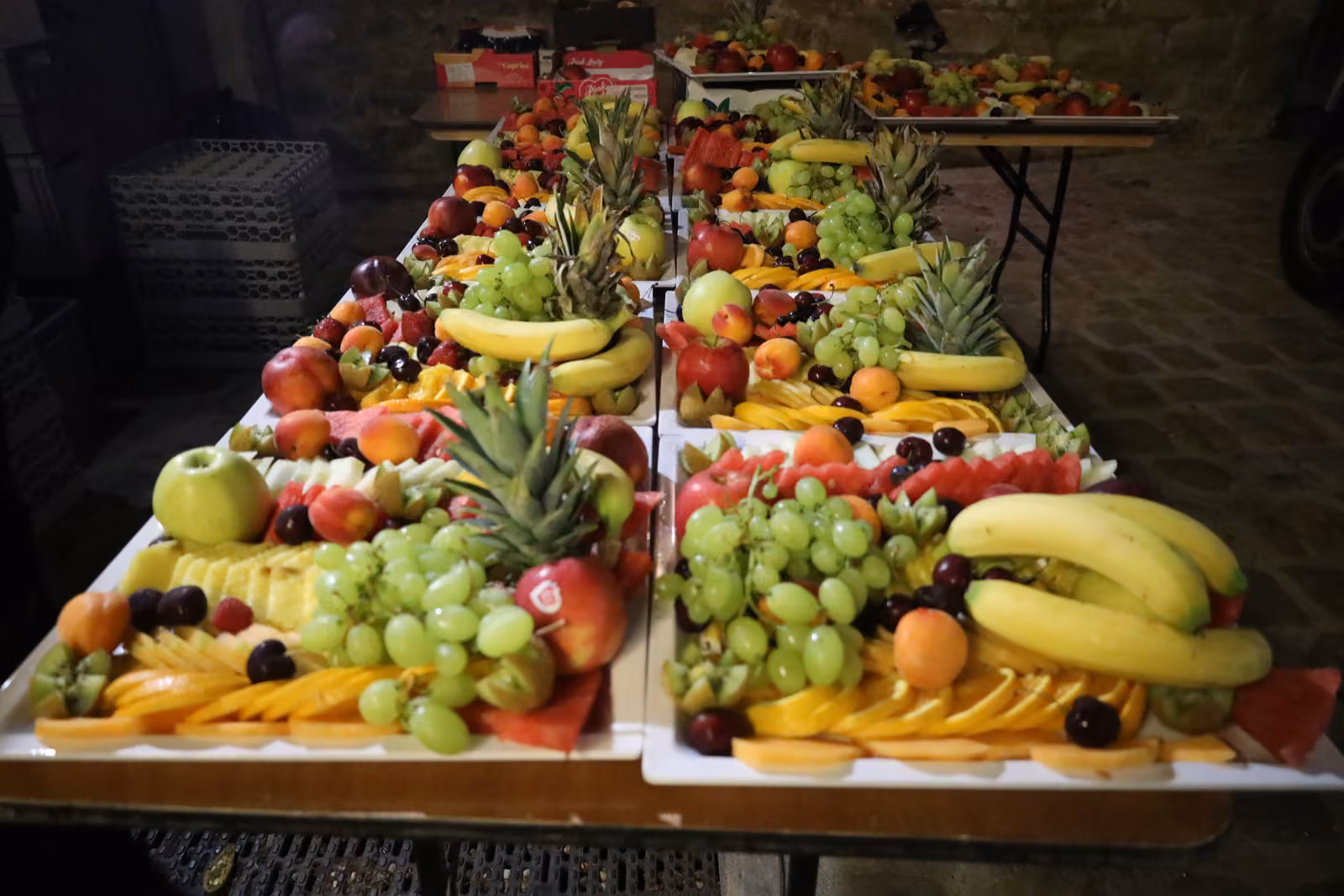 Plateau de fruits à l'ananas Plateau de fruits avec ananas, raisin blanc, bananes et oranges en tranches