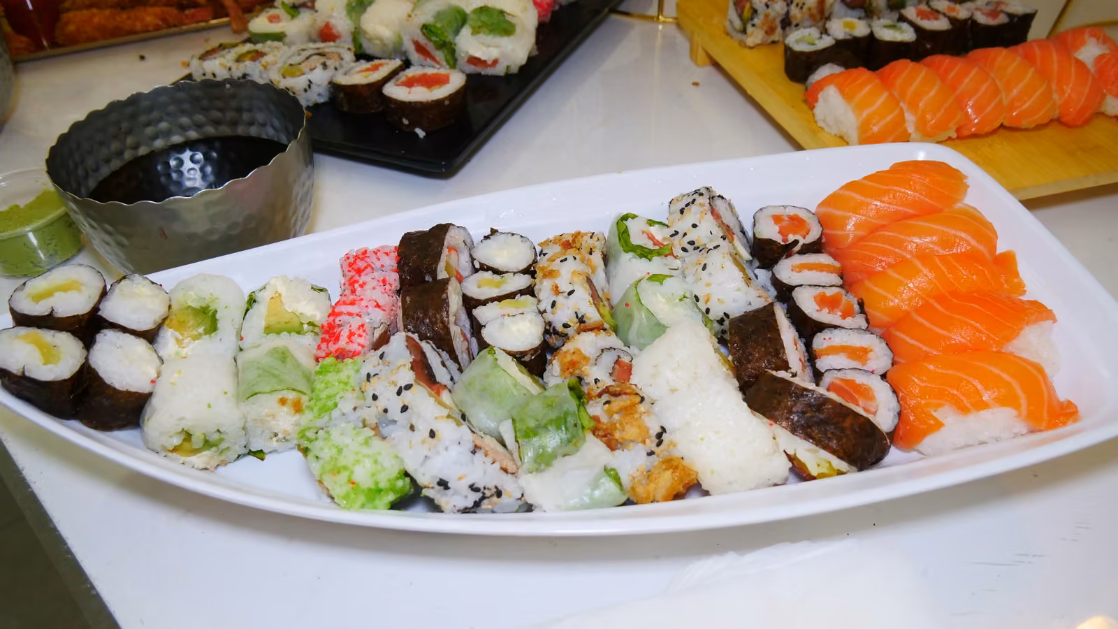 Plateau de sushis et makis Plat de sushis, makis et californias au saumon pour un buffet de réception