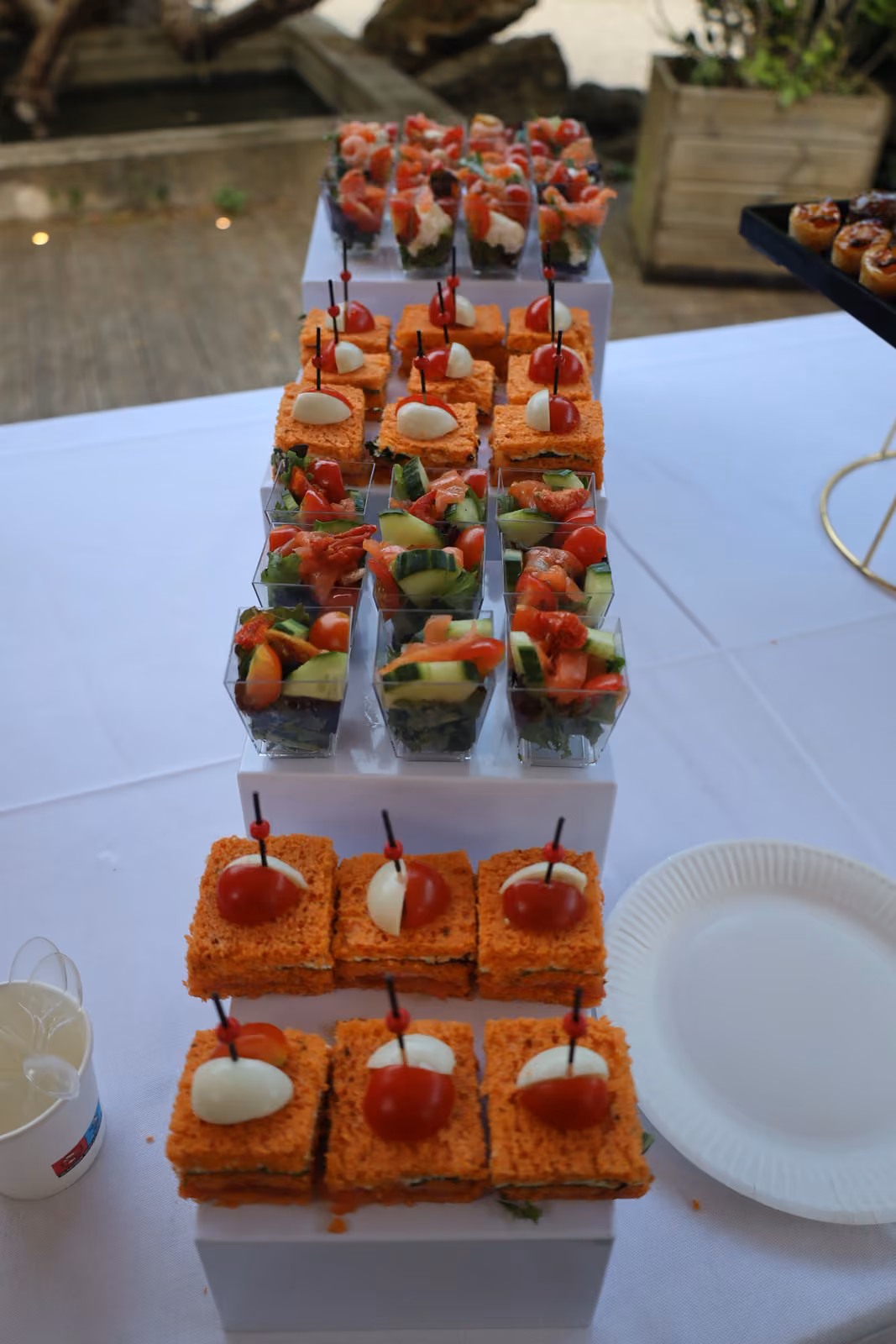 Présentoir de verrines et canapés Présentoir en escalier de verrines de crudités et de canapés à l'œuf et à la tomate cerise