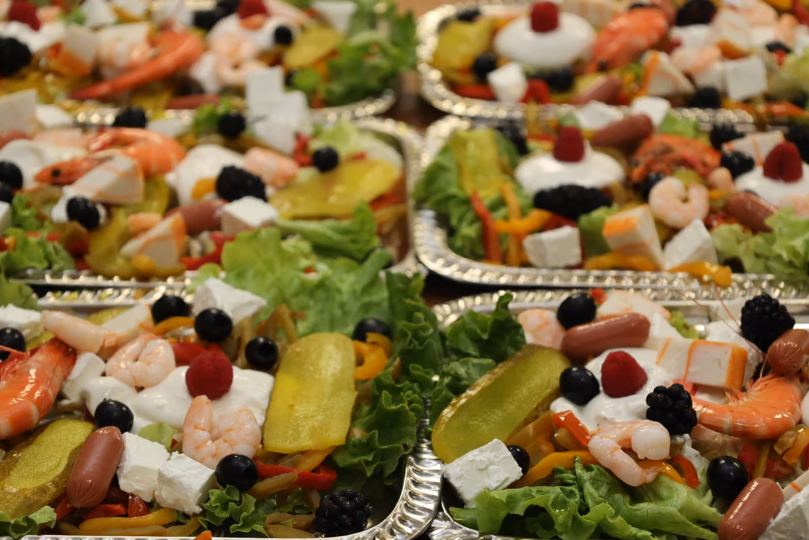 Salade composée aux crevettes Gros plan d'une salade composée : crevettes, feta, olives, fruits rouges et poivrons