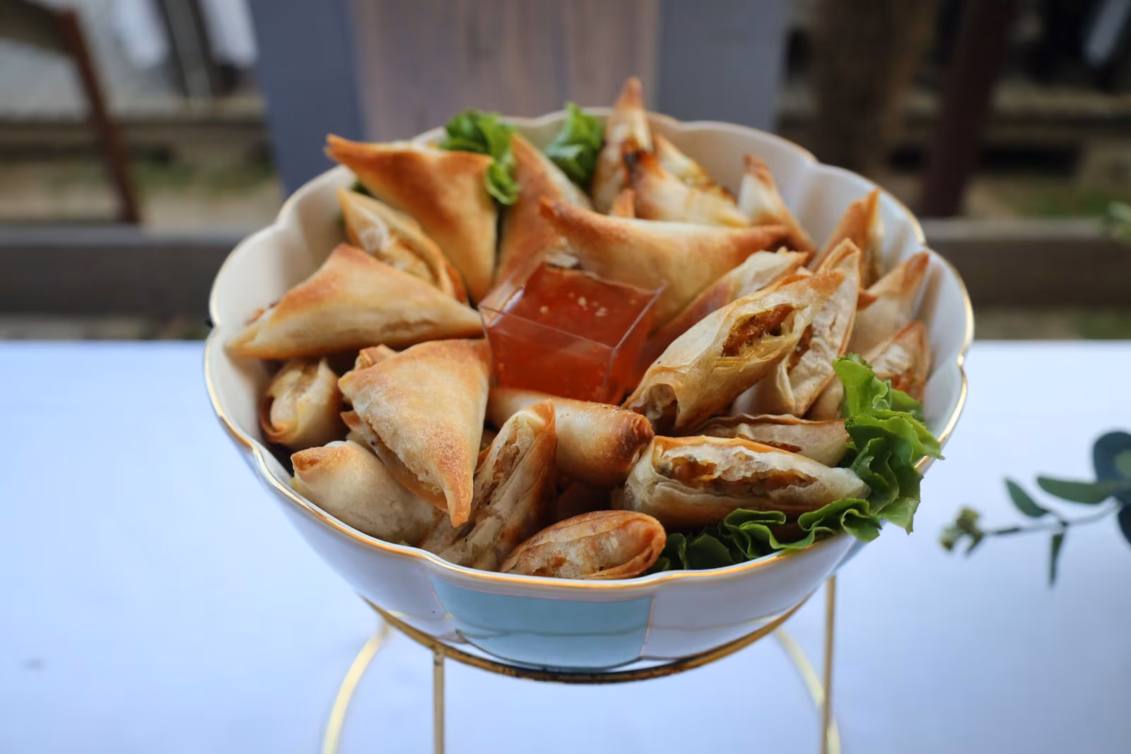 Samoussas et briouates Coupe de samoussas et briouates croustillants avec sauce aigre-douce sur salade