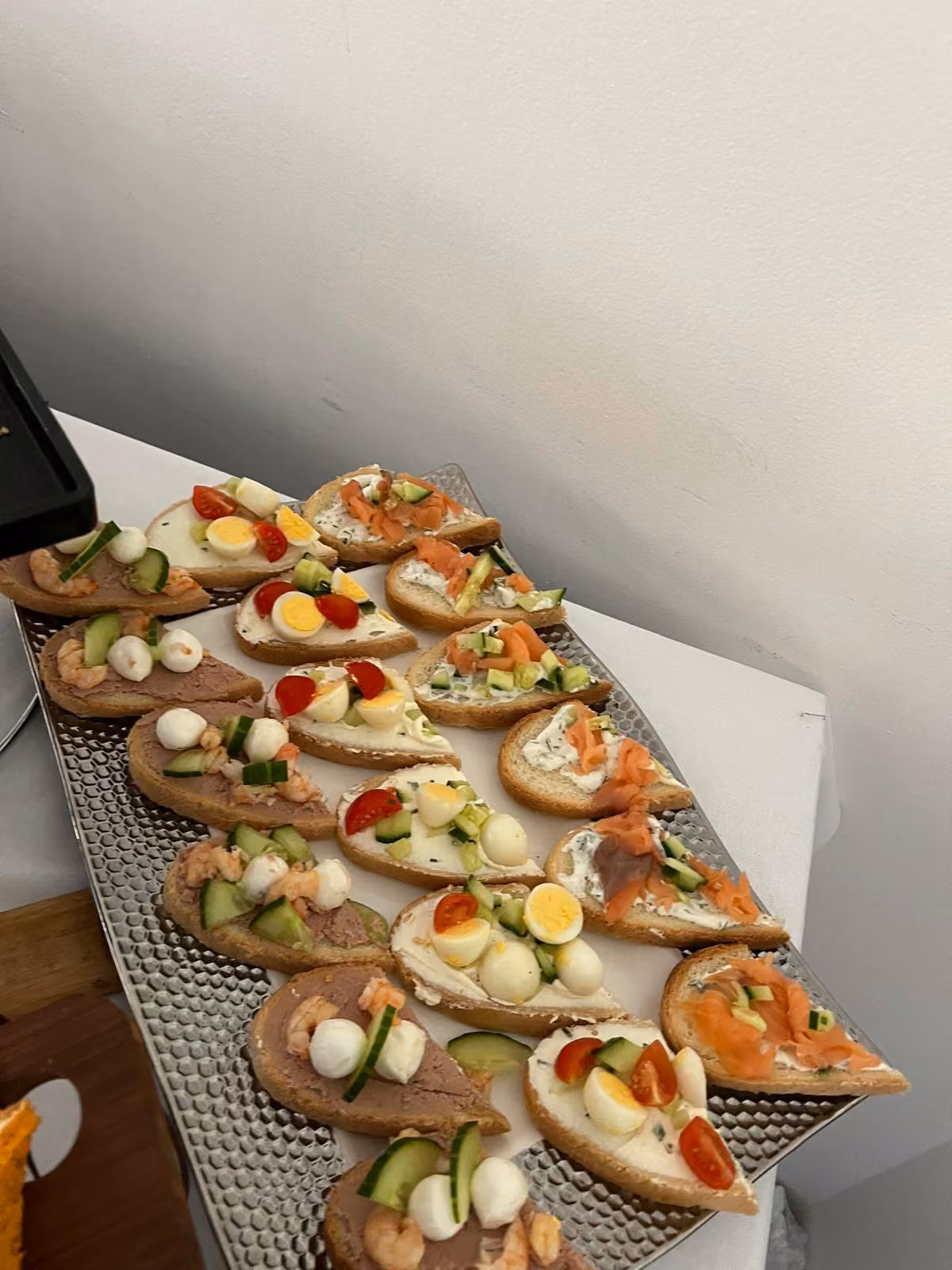 Tartines œuf et saumon Plateau de tartines à l'œuf dur, au saumon et aux légumes